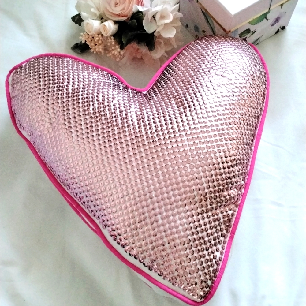 HEART SEQUINS ACCENT CUSHION